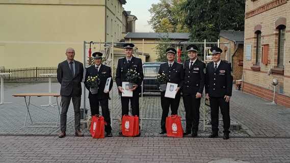 v.l.n-r Bürgermeister Jörg Rakete, stellv. OWF Klemens Nennewitz, stellv. OWF Marcel Reif, OWF Sebastian Forkert, Vorstandsvorsitzender KFV Spree-Neiße Robert Buder, Amtswehrführer Lars Mudra