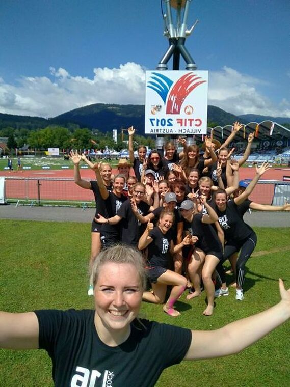 Die Mädels des Team Brandenburg in der Wettkampfstätte Stadion Lind.