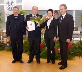 40 Jahre Treue Dienste für Stadtbrandmeister Bernd Aßmus mit Bürgermeisterin Birgit Zuchold