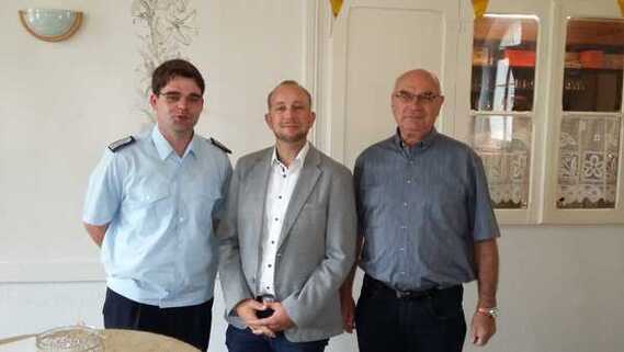 Zum 40. Geburtstag übermitteln der Vorsitzende des Kreis­feuerwehr­verbandes Spree-Neiße e.V. Robert Buder und der stellvertretende Vorsitzende Siegmund Rückmann im Namen des KFV herzliche Glückwünsche.