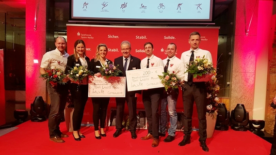 Glückwünsche wurden auch durch den Landrat des Landkreises Spree-Neiße, Harald Altekrüger übermittelt:
vlnr: Ronny Heppchen (FF Sacro), Nicole Paulick, Anja
Aldermann (beide FF Horno), Landrat Harald Altekrüger, René Frost (BF Cottbus), Tommy Paulick (FF Horno), Sebastian Melde (BF Cottbus)