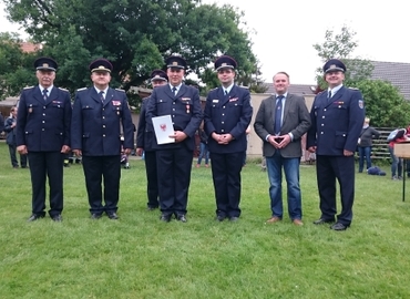 Auf dem Bild zu sehen von links: Andreas Britze (stellv. Stadtwehrführer Forst (Lausitz)), Stefan Grothe (stellv. Kreisbrandmeister LK SPN), Bernd Frommelt in zweiter Reihe (Stadtwehrfüher Forst (Lausitz)), Jörg Baumgart (Zugführer in Forst (Lausitz) und ausgezeichneter), Robert Buder (Vorsitzender Kreis&shy;feuerwehr&shy;verband SPN), Jens Handreck (stellv. Bürgermeister Forst (Lausitz)), Frank Noack (Ortswehrführer des Forster Ortsteiles Groß Bademeusels)