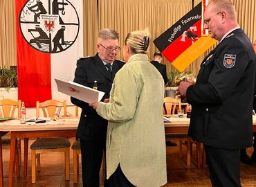 Simone Taubenek ehrt Kameraden zu 70 Jahren treue Dienste, rechts Stadtwehrführer Jörg Baumgart