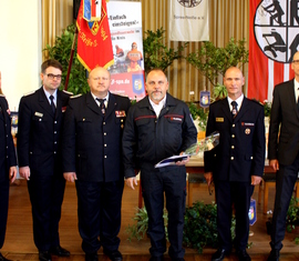 Die Betriebsfeuerwehr der GBM Glasmanufaktur in Tschernitz hatte sich an der Feuerwehr-Hilfsbrücke-Ukraine beteiligt, Hilfstransporte mit Feuerwehrtechnik, die seit 2022 vom Landesfeuerwehrverband organisiert werden. Der Leiter der Betriebsfeuerwehr, Karsten Zeisig, wurde mit der Medaille „Ukrainehilfe“ des LFV ausgezeichnet.