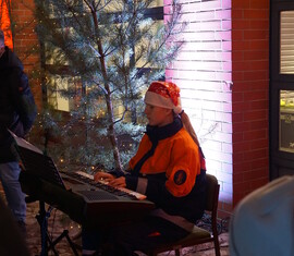 Viktoria Dottke aus der Jugendfeuerwehr spielt ein paar Weihnachtlieder für die Gäste