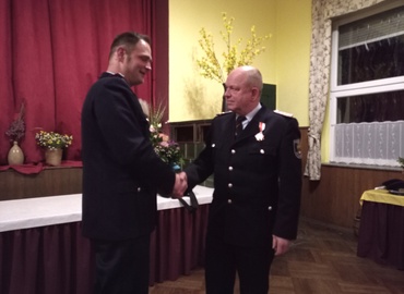 Generationswechsel: Der künftige Ortswehrführer Lars Piepka bedankt sich bei Frank Piepka für seine Arbeit