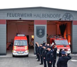 Feierlicher Einzug der Fahrzeuge in das neue Gerätehaus Halbendorf