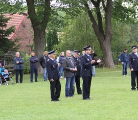 Vorsitzender des Kreis­feuerwehr­verbandes Spree-Neiße e.V. überbringt seine Grußworte während der Eröffnung der Stadtmeisterschaften