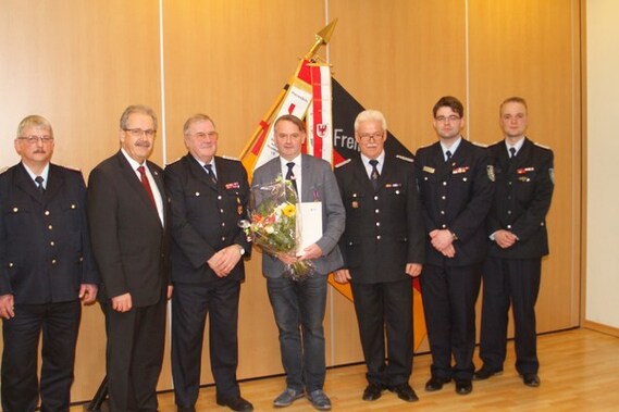 v.l. Kreisbrandmeister Kam. Wolfhard Kätzmer, Landrat Harald Altekrüger, Ehrenstadwehrführer Kam. Bernd Frommelt, allgemeiner Stellvertreter des Bürgermeisters der Stadt Forst (Lausitz) Jens Handreck, Stadtbrandmeister Kam. Andreas Britze, Vorsitzender des Kreis&shy;feuerwehr&shy;verbandes Spree-Neiße e.V.  und Vorsitzender des UV 2 Kam. Matthias Geigk