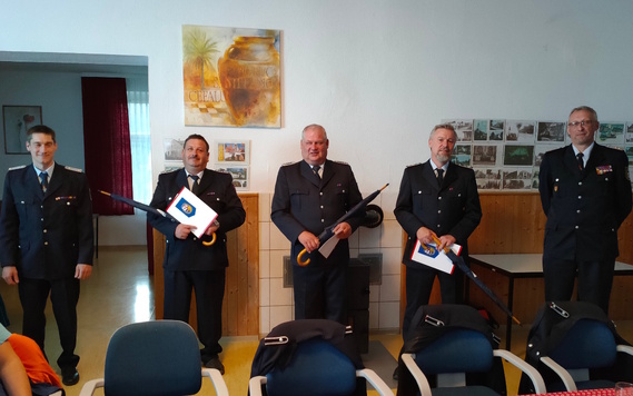 v.l.n.r.: Ortswehrführer Christian Raschick, Joachim Ketzmar, Frank Pohle, Mike Winter, Kreis&shy;jugend&shy;feuerwehrwart Stefan Kothe als Vertreter des Vorstandes des KFV SPN e.V.