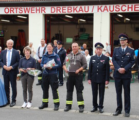 Die Kamerad:innen Britt Arndt, Nadine Kaschke und David Kaschke erhalten das Ehrenzeichen des KFV. Flankiert werden Sie von der Brunnenfee, Bürgermeister Paul Köhne, dem stellvertretenden Kreisjugendwart Frank Kalisch, KFV Vorstand Sascha Erler und Ortswehrführer Thomas Zademach