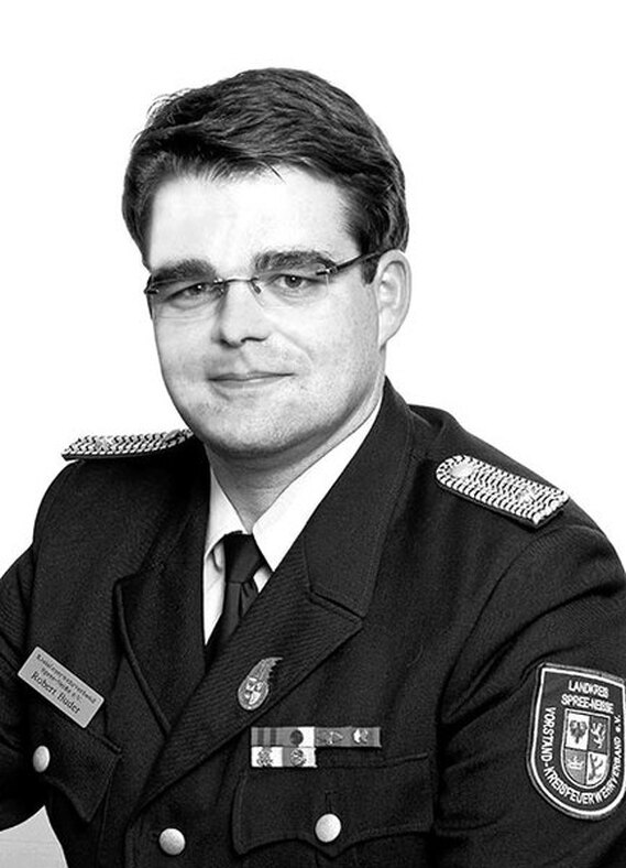 Seit Oktober ist Robert Buder aus Neu Horno Vorstandsvorsitzender des Kreis&shy;feuerwehr&shy;verbandes. Der Balanceakt zwischen Familie, Beruf und Ehrenamt seiner Kameraden ist aller Ehren wert, sagt er.