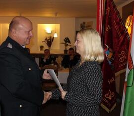 Der stellvertretende Kreisbrandmeister Kam. Grothe gratuliert
Frau Gitte Große zur Auszeichnung mit dem Ehrenzeichen der
Landesjugendfeuerwehr Brandenburg in Bronze.