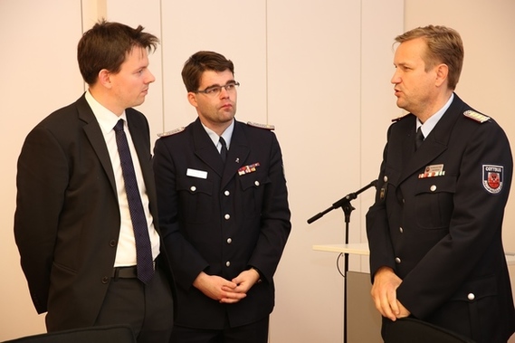 Vorsitzender Robert Buder im Gespräch mit Christian Kisch (Referent für Inneres, Recht und Kommunales der CDU Brandenburg) und Kam. Ingolf Zellmann (Sachbereichsleiter Leitstelle,Rettungsdienst, Katastrophenschutz der BF Cottbus).