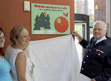 Einweihung der neuen Waldbrandwarnstufenschilder durch den Vorsitzenden des Kreis&shy;feuerwehr&shy;verbandes Wilfried Britze. Foto: AML