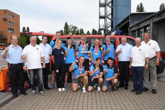 Die Lausitzer Feuerwehrsportler mit den “Ehrengästen”