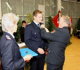 Die Ehrennadel der LandesJugendfeuerwehr für Normen Schlüter