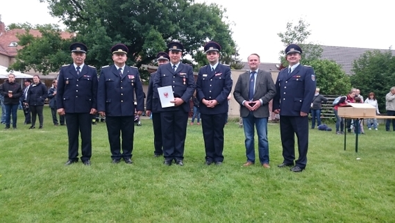 Auf dem Bild zu sehen von links: Andreas Britze (stellv. Stadtwehrführer Forst (Lausitz)), Stefan Grothe (stellv. Kreisbrandmeister LK SPN), Bernd Frommelt in zweiter Reihe (Stadtwehrfüher Forst (Lausitz)), Jörg Baumgart (Zugführer in Forst (Lausitz) und ausgezeichneter), Robert Buder (Vorsitzender Kreis&shy;feuerwehr&shy;verband SPN), Jens Handreck (stellv. Bürgermeister Forst (Lausitz)), Frank Noack (Ortswehrführer des Forster Ortsteiles Groß Bademeusels)