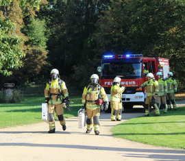 Feuerwehrkameraden ausgerüstet für den Innenangriff, Brand im Branitzer Schloss