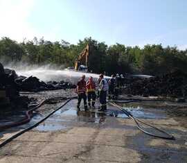 Brandschutzeinheit im Einsatz beim Reifenlagerbrand in Senftenberg (OSL)