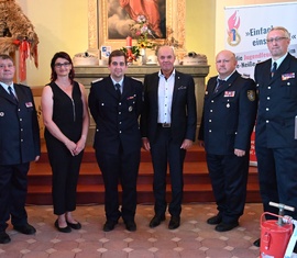 Ehrenzeichen der Landesjugendfeuerwehr Brandenburg in Silber; v.l. Mathias Voigt – Gemeindewehrführer, Anke Dabow – Stellv. Vorsitzende der Gemeindevertretung, Benjamin Nothnick – Jugendwart in der Ortswehr Kahsel, Dieter Perko – Bürgermeister, Stefan Grothe – Kreisbrandmeister, Stefan Kothe – Kreis&shy;jugend&shy;feuerwehrwart