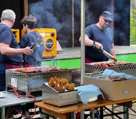 Wipfel-BRAND 2025, Samstag, die SEG Verpflegung übertrifft alles: Grillabend in der Feldküche