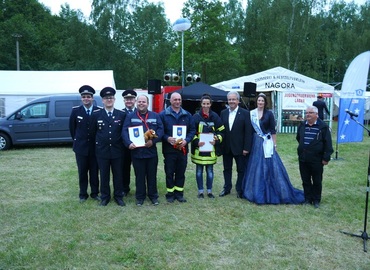 Sven Wochnik, Benjamin Böhm und Susanne Ragotzky nach ihrer Auszeichnung mit dem Ehrenzeichen des Kreis&shy;feuerwehr&shy;verbandes e.V.