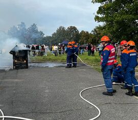 Vorführung Jugendfeuerwehr Forst (Lausitz) - Löschangriff