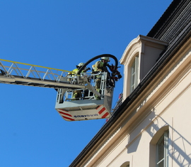 Übung im Branitzer Park, fiktives Feuer im Dachstuhl des Schloss
