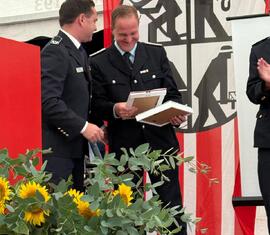 Frank Mehlow des Kreis Feuerwehrverband Spree Neiße gratulierte der Ortswehr Gahry und übreichte ein Präsent
