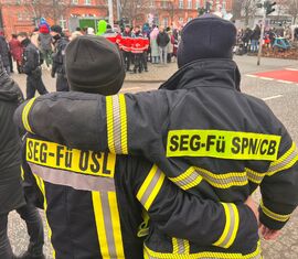 Gemeinsame Führungsunterstützung sichert Karnevalsumzug in Cottbus ab