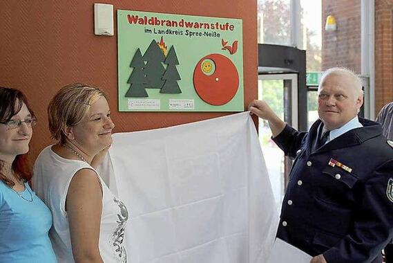 Einweihung der neuen Waldbrandwarnstufenschilder durch den Vorsitzenden des Kreis&shy;feuerwehr&shy;verbandes Wilfried Britze. Foto: AML