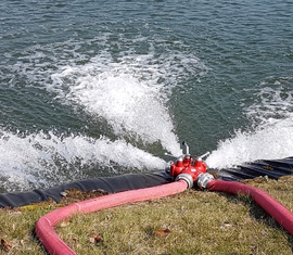 Wasser Marsch! Bei der Übung wurden die Löschwasserteiche am Deulowitzer Gewerbegebiet gefüllt