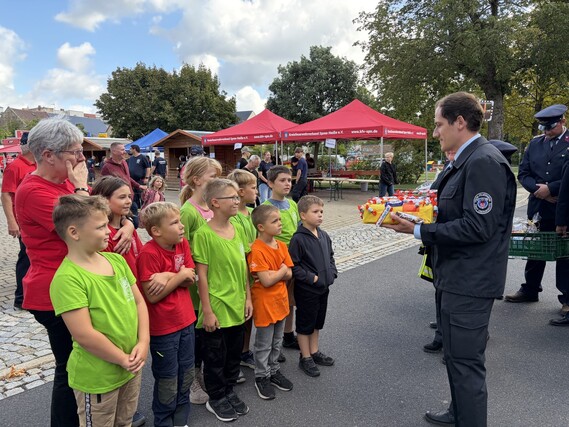 Gastwehr übergibt Geschenk an Kinderfeuerwehr anlässlich 15 Jahre Feuerwehr Wichtel