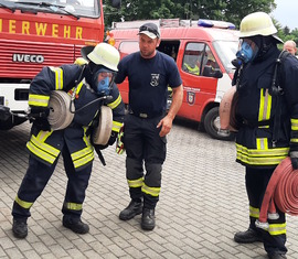 Schläuche schleppen unter Atemschutz ist eine Belastung, die Feuerwehrleute fast schon gewohnt sind
