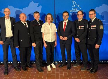 Inneminister Redmann (3. v.r.) mit den Ausgezeichneten. Carsten Billing (links) und Kreisbrandmeister Stefan Grothe (2.v.r) gratulieren