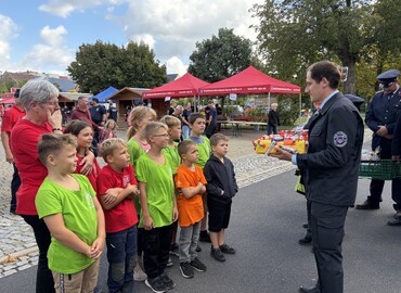 Gastwehr übergibt Geschenk an Kinderfeuerwehr anlässlich 15 Jahre Feuerwehr Wichtel