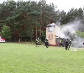 Vorführung einer Menschrettung aus einem brennenden Gebäude der Ortswehr Groß Bademeusel