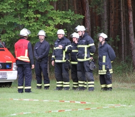 Vorführung einer Menschrettung aus einem brennenden Gebäude der Ortswehr Groß Bademeusel