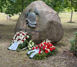 Gedenkstein mit Kranzniederlegung
