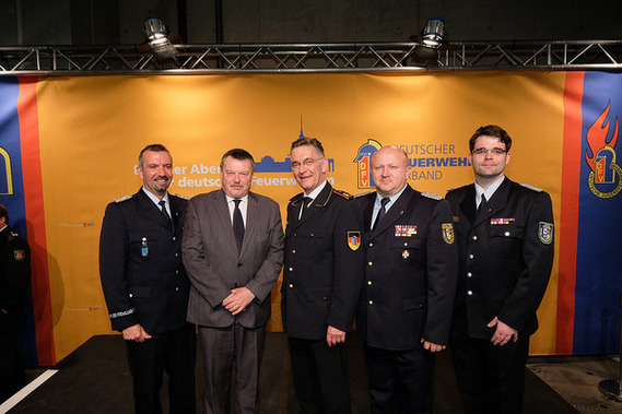 Jochen Schubert (Sprecher der Freiwilligen Feuerwehren Cottbus, Dr. Klaus-Peter Schulze (MdB- CDU), Hartmut Ziebs (Präsident DFV), Stefan Grothe (stellv. KBM LK SPN), Robert Buder (Vorsitzender KFV SPN e.V.)