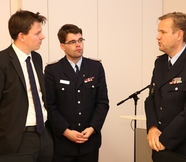 Vorsitzender Robert Buder im Gespräch mit Christian Kisch (Referent für Inneres, Recht und Kommunales der CDU Brandenburg) und Kam. Ingolf Zellmann (Sachbereichsleiter Leitstelle,Rettungsdienst, Katastrophenschutz der BF Cottbus).