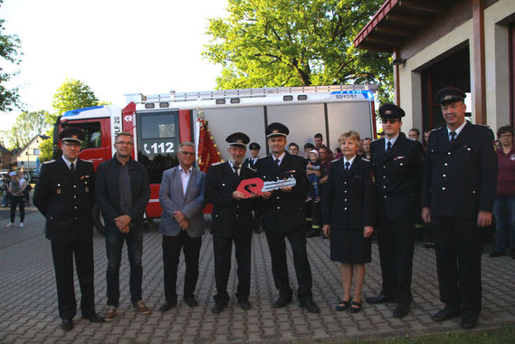 Symbolische Schlüsselübergabe an die Kolkwitzer Ortswehrführung: vlnr: Mathias Kappa, Bürgermeister Karsten Schreiber, Vorgänger Fritz Handrow, Gemeindewehrführer Jürgen Rehnus, Steffen Theiler, Monika Dubrau, Christian Otte, Michael Dahley