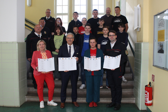Gruppenbild nach geleisteter Unterschrift