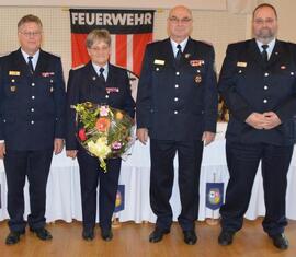Als erste Feuerwehrfrau wurde Ingrid Standke zum Ehrenmitglied des Kreis&shy;feuerwehr&shy;verbandes Spree-Neiße e.V. ernannt.