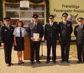 Robert Buder (Vorsitzender KFV), Elvira Hölzner (Amtsdirektorin des Amtes Peitz), Christian Krönert (Kinderfeuerwehrwart Preilack u. Vorsitzender Feuerwehrverein Preilack e.V.), Mirko Schneider (stellv. Amtswehrführer der FF Peitz), René Sonke (ehrenamtlicher Bürgermeister der Gemeinde Turnow-Preilack), Stefan Kothe (amt. Kreis&shy;jugend&shy;feuerwehrwart).