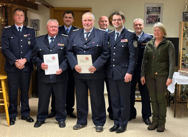 1. Reihe: René Kaufmann (JW), Gerd Kaufmann, Werner Böttcher, Robert Buder (VV KFV), Frau Schulz (ehrenamtliche Bürgermeisterin Groß Scacksdorf-Simmersdorf)
2. Reihe: Toni Völpel (OWF), Lars Mudra (ABM), Lars Garbrecht (Stellv. OWF)