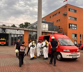 Gerätewagen Mess der BF Cottbus im Hintergrund