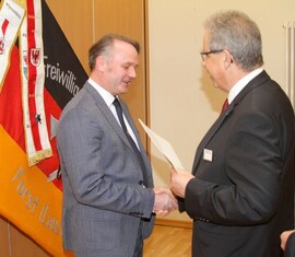 Auszeichnung des allgemeinen Stellvertreter des Bürgermeisters der Stadt Forst (Lausitz) Jens Handreck durch Landrat Harald Altekrüger