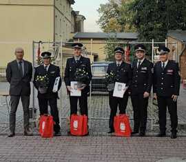 v.l.n-r Bürgermeister Jörg Rakete, stellv. OWF Klemens Nennewitz, stellv. OWF Marcel Reif, OWF Sebastian Forkert, Vorstandsvorsitzender KFV Spree-Neiße Robert Buder, Amtswehrführer Lars Mudra
